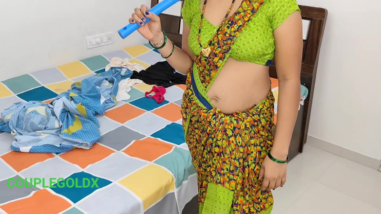 Sexy Komal: La spazzatrice ha trovato un pene di plastica sul letto