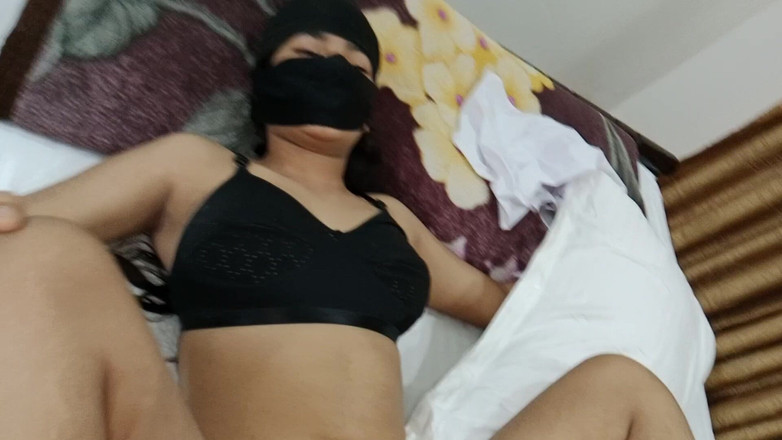 Evasexy02: O fată drăguță studentă încearcă primul ei sex în trei