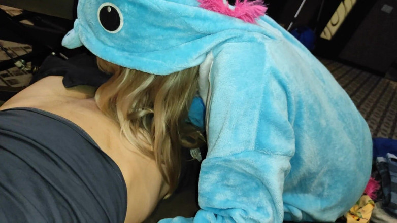 Taboo Room: Une demi-sœur en pyjama licorne prend la grosse bite de...