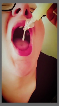 的胖美女舔舐刺手从射精器里喷出