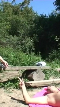 La bionda si fuma una sigaretta in campagna, un ragazzo passa e le mette il suo cazzo duro in bocca