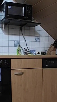 Une MILF brune à forte poitrine se masturbe sauvagement avec des objets dans la cuisine