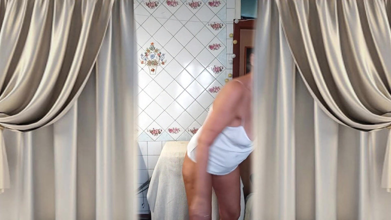 Lukerya: Quente dona de casa Lukerya brinca com seus quadris e...