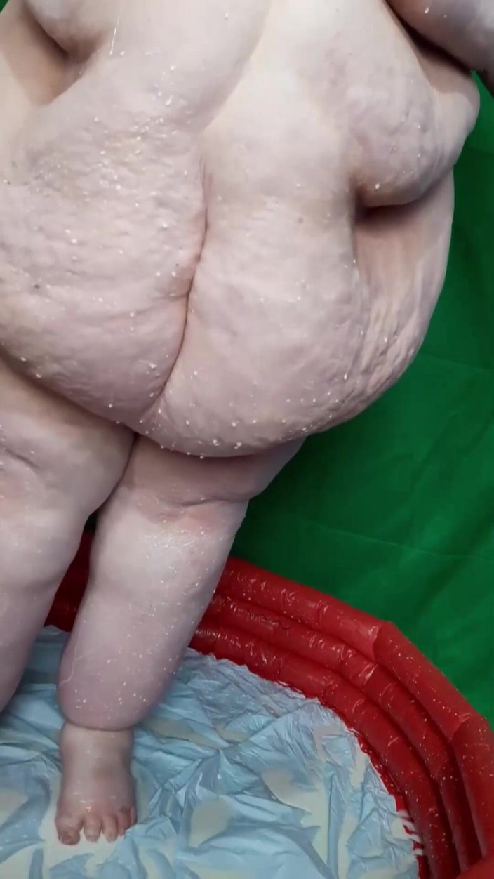 SSBBWLadyBrads: Déesse blanche laiteuse avec du lait