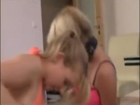 Femdom Austria: Dvě sexy teenie doms týrající otroka