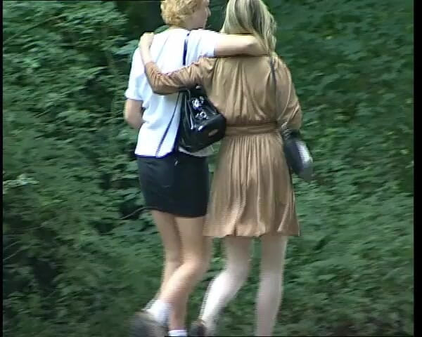YOUR FIRST PORN: Las amas de casa lesbianas se afeitan y se masturban...