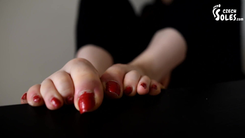 Czech Soles - foot fetish content: Špinavé nohy při bosé chůzi