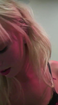 Blonďatá kočka jezdí na Sybian a tvrdě saje tlustého ptáka
