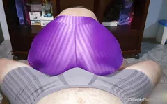 Lambendo boquete sobre calcinha, gozada na calça, leggings de dança, secando