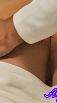 Esposa satisfeita durante uma massagem com um punho na buceta