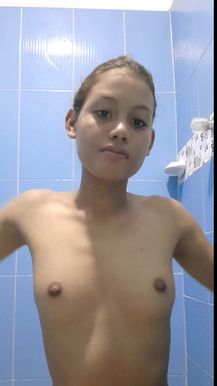 kafesexxx: Drobná 18letá nevlastní sestra s malými prsy poslala své sexy video...