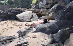Một người lạ quyến rũ một máy bay bà già trên một deach khỏa thân