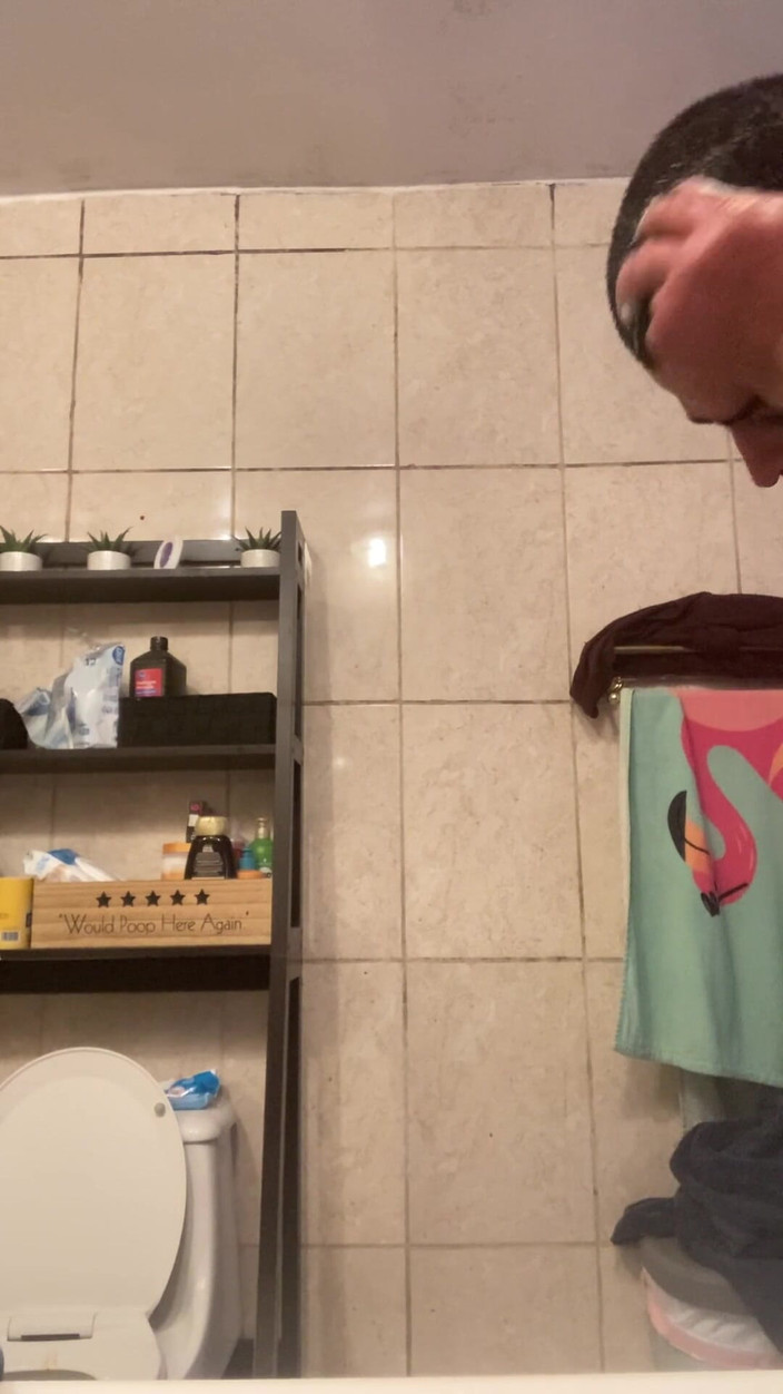 Chubbytits16: Ho bisogno di un uomo che mi doccia e gioca...