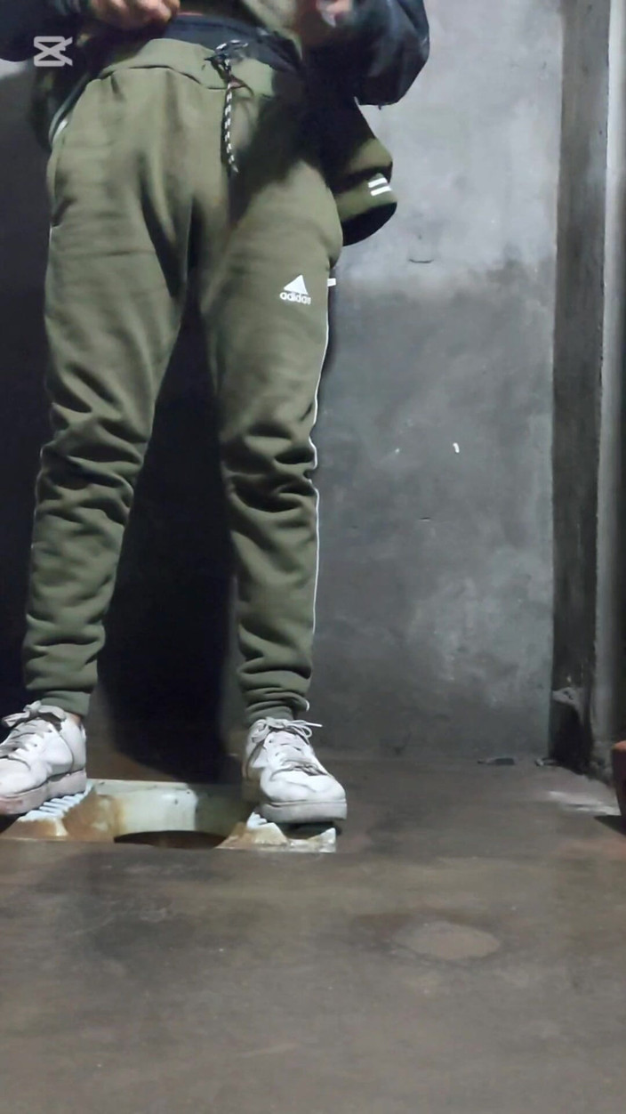 Zaid Valen: Pákistánský chlapec v koupelně wc prstění