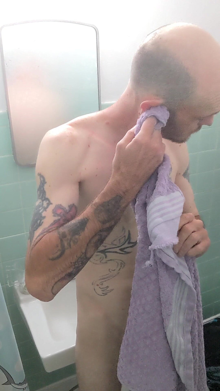 Codi Bonez: Facciamo una doccia sexy
