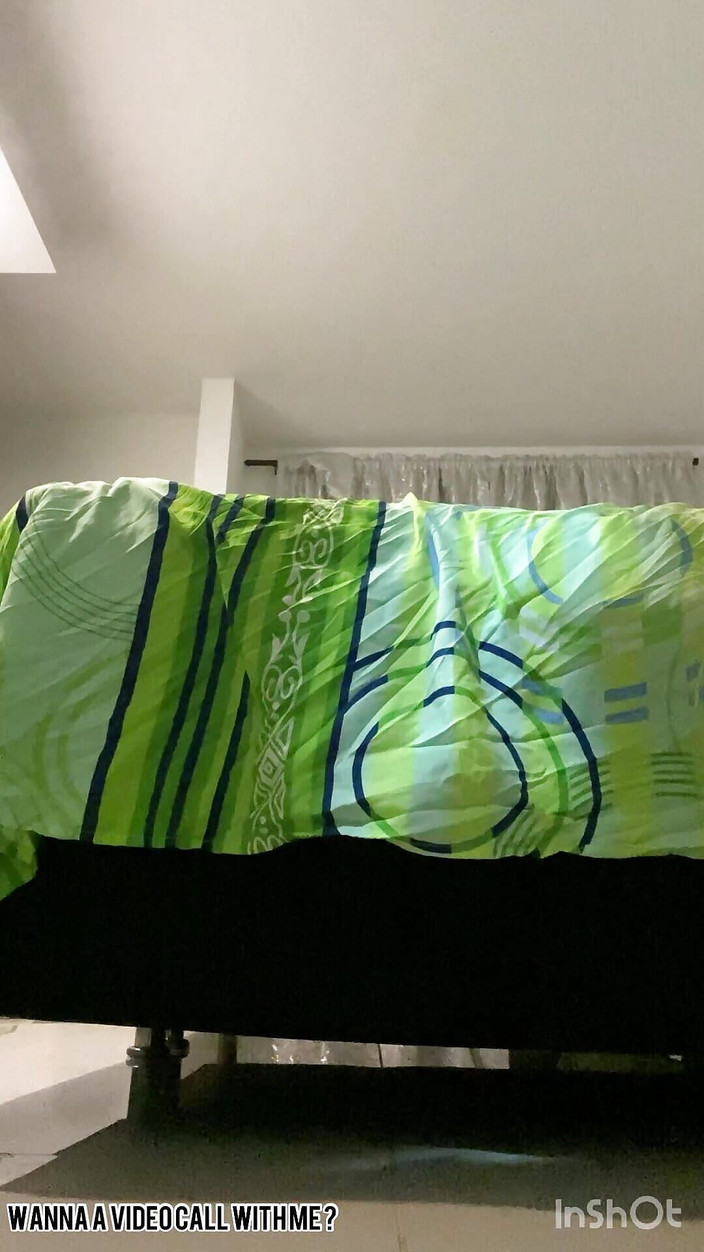 Tomas Styl: मास्टर अपने पसीने से तर पैर दिखाता है और फटे हुए मोज़े दिखाता है