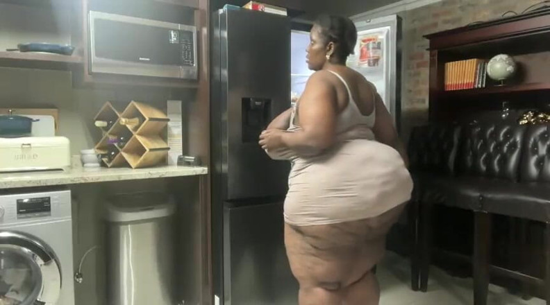 Legendary Booty Overdose: 부엌에서 신음하고 스트립하는 흑인 밀프