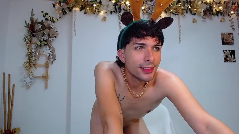 Diego_latinboy: Bucaramanga Colombia christmas reindeer เอาควยใหญ่ของเขาออกมาและช่วยตัวเองจนเขาได้น้ําเงี่ยนทั้งหมด