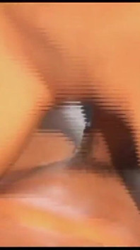 火辣黑发女孩喜欢她朋友的大鸡巴，喜欢在被插入之前吮吸它