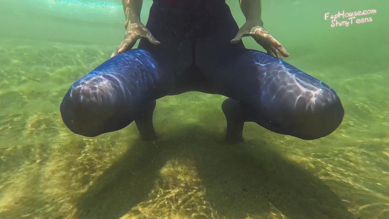 Shiny teens: 874 Glänzende blaue strumpfhosen unter wasser