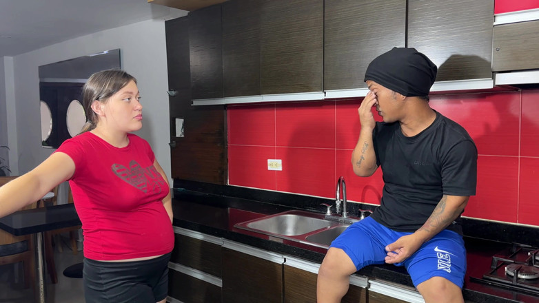 Julianaburning: Vejo que minha meia-irmã grávida sexy está na cozinha e...