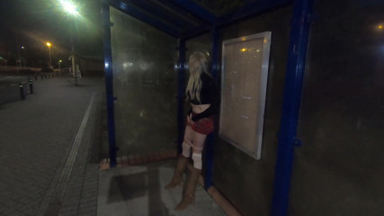 The Midnight Minx: Strip-teaseuse d'abri bus x