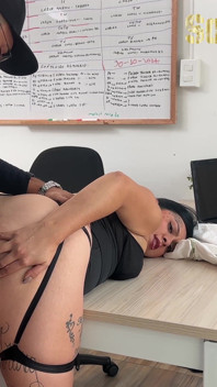 Masivní erekce zkrotí vnadného milf šéfa při nenapsaném setkání