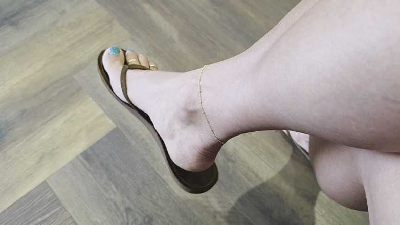 Tsbellaroma: Dangling Flipflop with Sweaty Feet