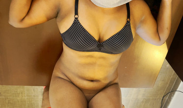 Aathiyaa: Beni o kadar sert sikiyor ki amcığım büyük siyah yarağıyla...