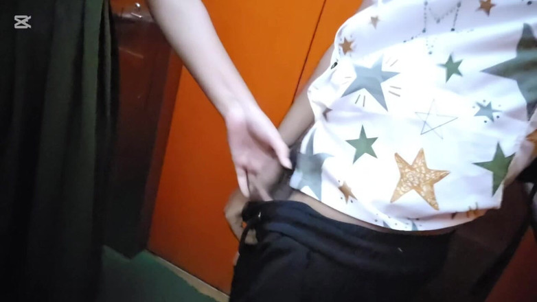 Hotfuck20: Девушка в публичном лифте дрочит