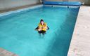 Sammie Cee: Examen de la camisole de sauvetage dans la piscine