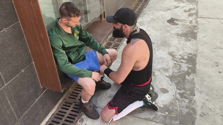 The Bearded Master: 引き締まったファックボーイのタイトな穴を激しく犯される
