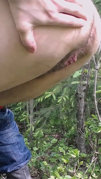 Ftm fait pipi dans la forêt de kinkycuntboy