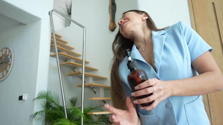 Kriss Kiss: サロンでストッキングとローブ姿のマッサージ師とセックス!クローズアップ・ハンドコキ、カウガール、ミッショナリー