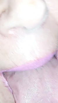 Esnek orta yaşlı seksi kadın kendi damlayan amcığını yalıyor ahegao patlaması