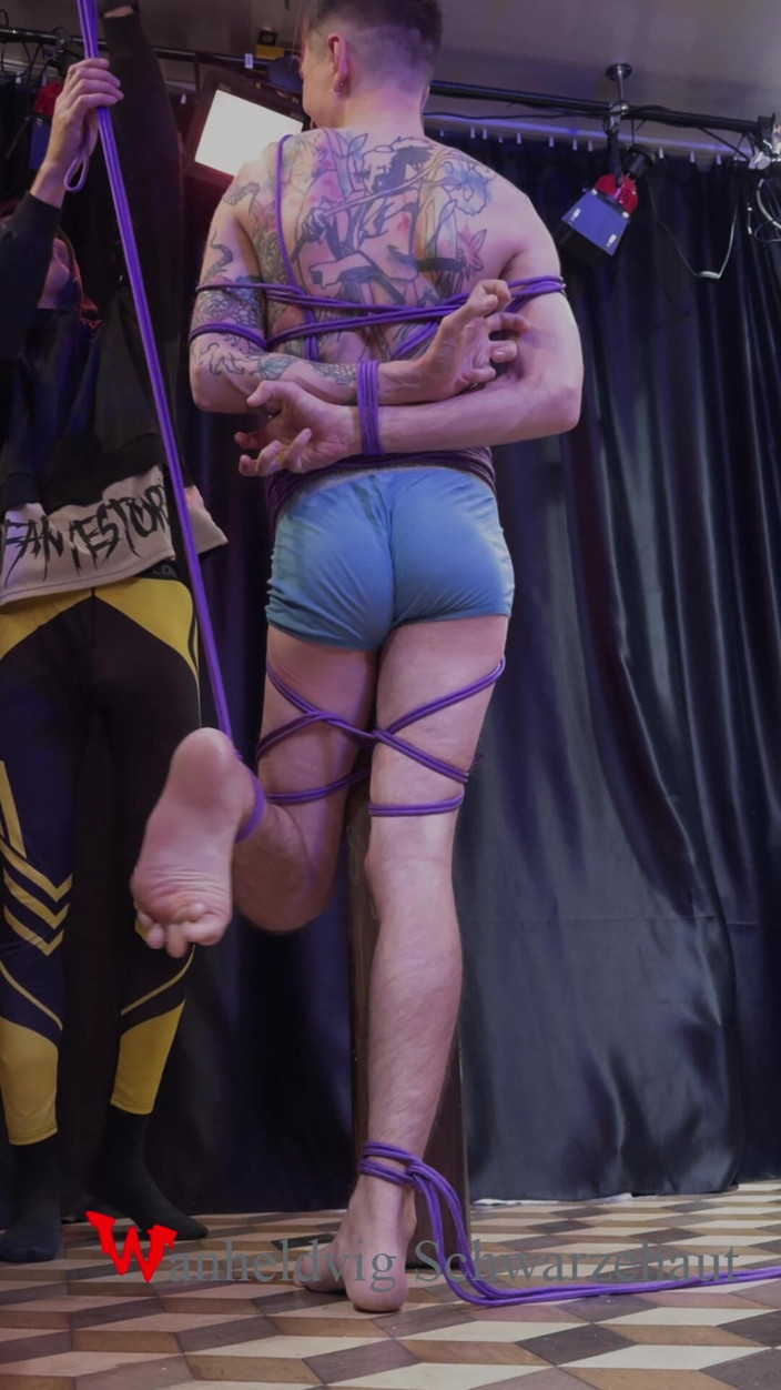 Wanheldvig: Nicky Bondage für Füße, die an der stange kitzeln