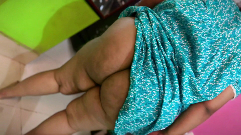 Your Boy's Cum: 視点:ホットなインド人で大きなお尻のメイドが私の部屋を掃き、彼女の裸のお尻が見える