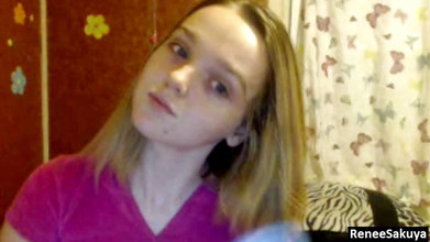 Renee Sakuya: Cepillando el pelo corto de la rubia