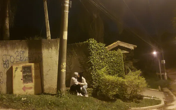 Kasallpimenta: Aku mergokin istriku selingkuh di pinggir jalan- sekarang entot pantatku...