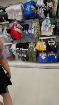 La colombiana sexy succhia e scopa in un centro commerciale