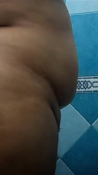 Karmica prend une douche