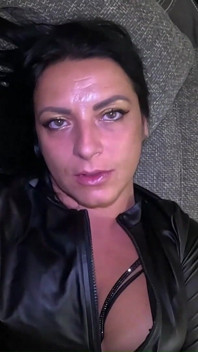 Enge leggings, tiefes lutschen &milf-masturbation - rohes vergnügen