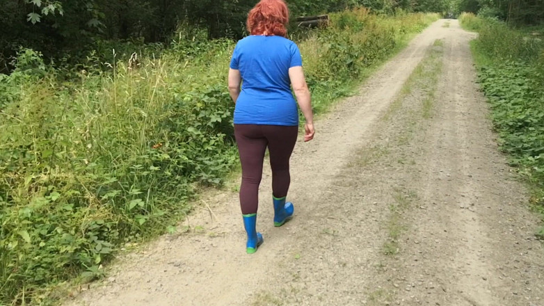 Bouncy Tits Action: Chůze v gumových botách