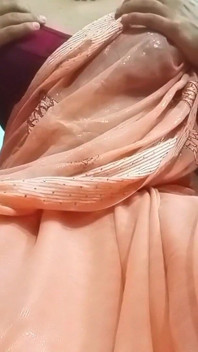 Indische Gay Bottom Travestiet Gaurisissy Voelt Zich Geil in Zijdeachtige Saree Echte Eigengemaakte Seks