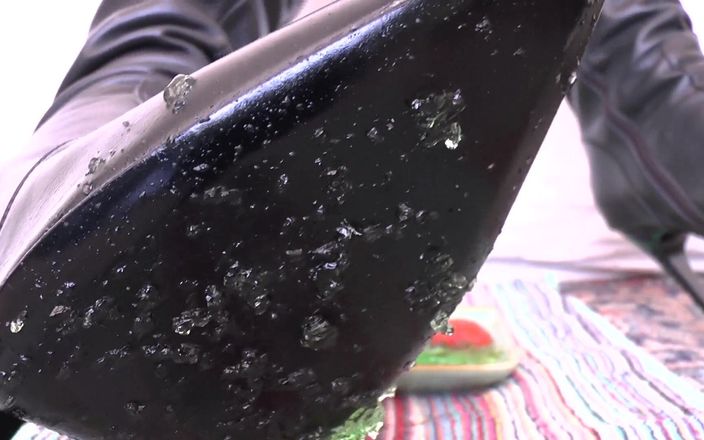 Lady Victoria Valente: Dominatrix fumando y postre verde de suelas de botas, clip...