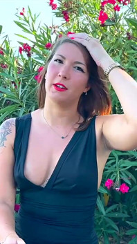 Lexi, o brunetă drăguță, vrea să-și satisfacă poftele sexuale
