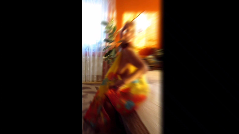 Selena701: Selena pozuje i przyjemność z seksu na kanapie