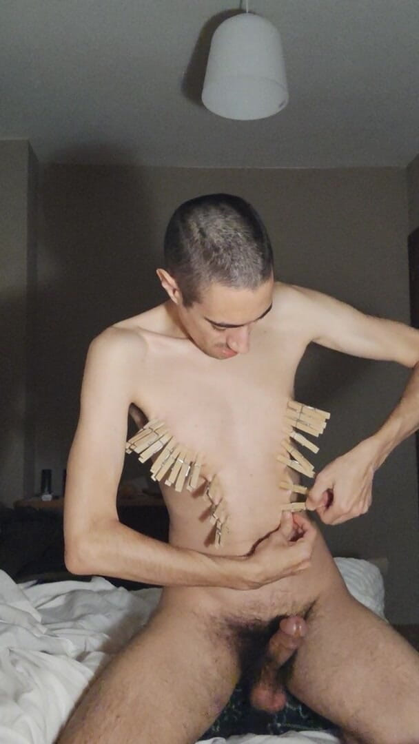 Slave Sparrow: Masturbându-se cu șnururi