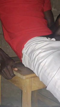 Il mio grosso e potente cazzo nero si masturbava da ogni angolazione fino a venire