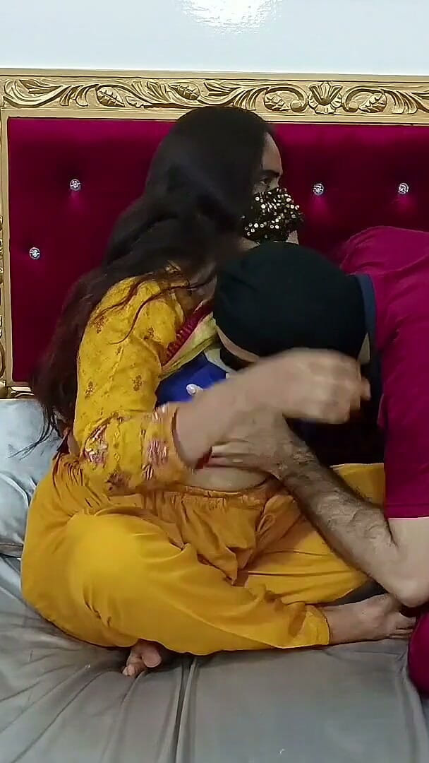 IndianHindiXxx: Bhabhi India dikongkek romantis oleh adik ipar panasnya